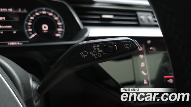 Audi e-tron 55 Quattro 2020 — фото 36