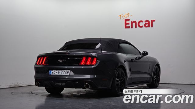 Ford Mustang Convertible 2017 — фото 2