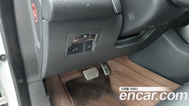 Land Rover Range Rover Velar 2.0 D240 R-Dynamic SE 2018 — фото 28
