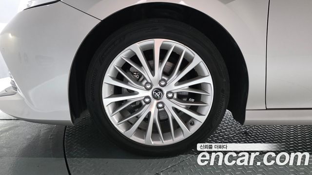 Toyota Camry (XV70) 2.5 XLE Hybrid 2019 — фото 5
