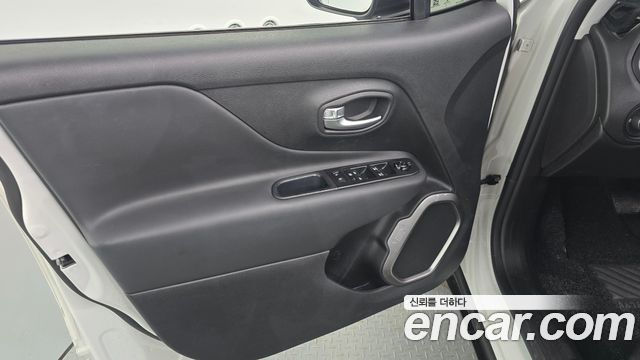 Jeep Renegade 1.3 Limited 2022 — фото 24