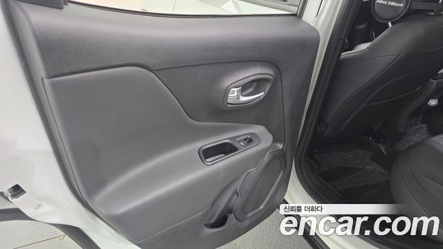 Jeep Renegade 1.3 Limited 2022 — фото 25