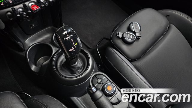 MINI Cooper Classic Plus Launch Pack Third Generation 2022 — фото 9