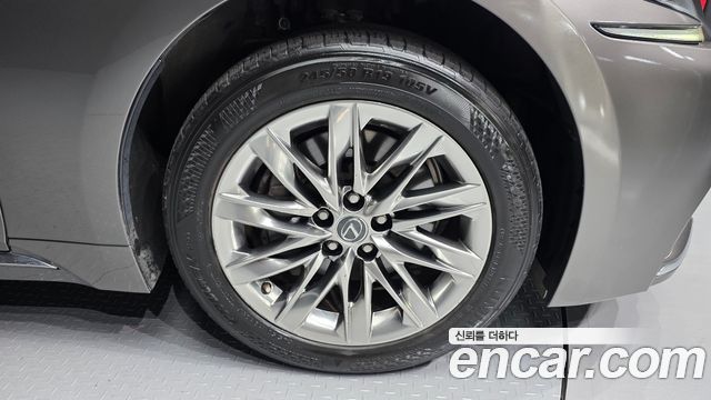 Lexus LS500h (V) 3.5 Luxury AWD 2018 — фото 21
