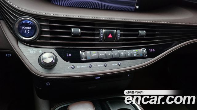 Lexus LS500h (V) 3.5 Luxury AWD 2018 — фото 28