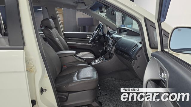 KG Mobility (SsangYong) Korando Turismo 4WD LT 11-seater 2014 — фото 26