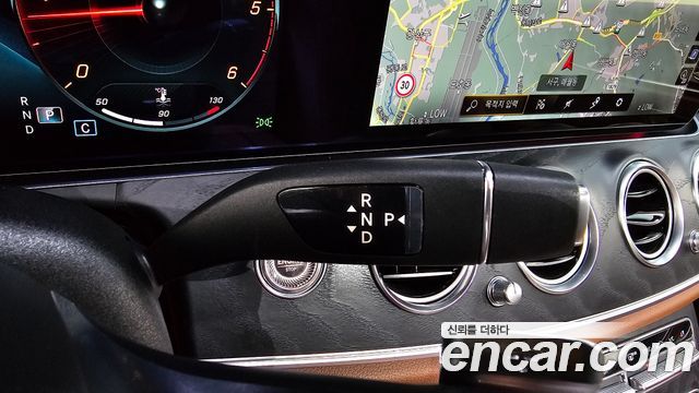 Mercedes-Benz E-Class (W213) E220d 4MATIC AMG Line 2021 — фото 9