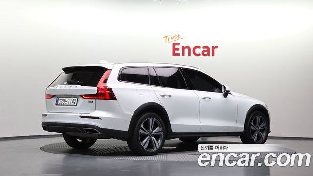 Volvo V60 Cross Country (II) T5 Pro AWD 2020 — фото 2