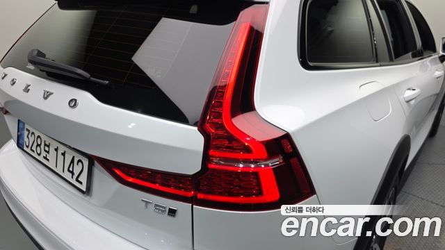 Volvo V60 Cross Country (II) T5 Pro AWD 2020 — фото 23