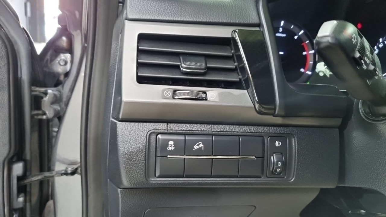 KG Mobility (SsangYong) Rexton Sports Khan Diesel 2.2 4WD Prestige 2021 — фото 19