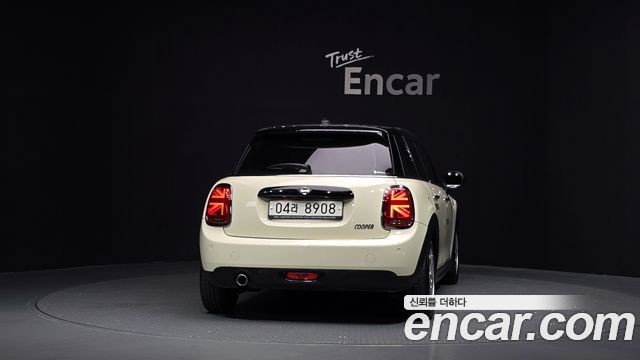 MINI Cooper 5Door Standard 3rd 2019 — фото 4