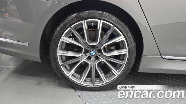 BMW 7 Series (G11) 745Le iPerformance M Sport 2021 — фото 35
