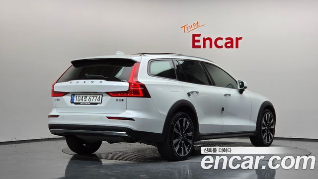 Volvo V60 Cross Country (II) B5 Ultimate AWD 2024 — фото 2