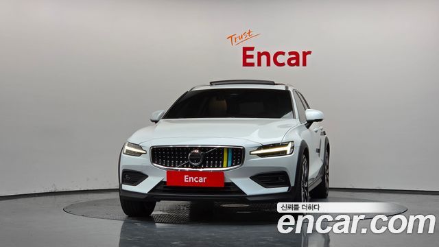 Volvo V60 Cross Country (II) B5 Ultimate AWD 2024 — фото 3