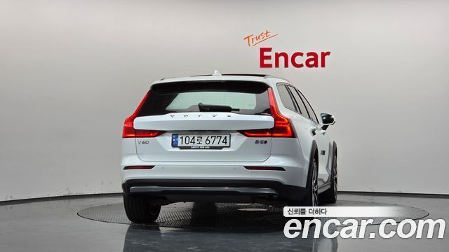 Volvo V60 Cross Country (II) B5 Ultimate AWD 2024 — фото 4
