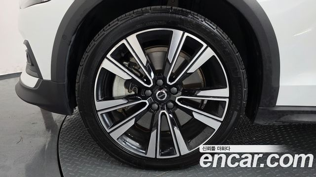 Volvo V60 Cross Country (II) B5 Ultimate AWD 2024 — фото 5
