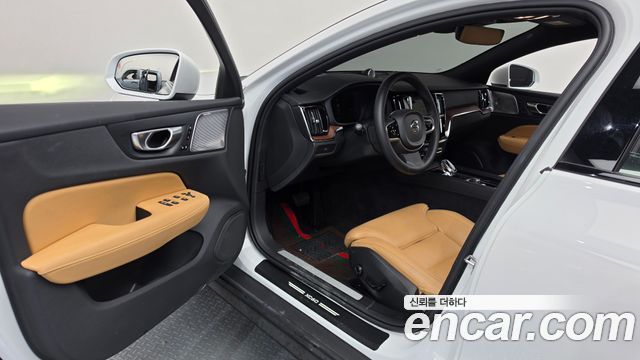 Volvo V60 Cross Country (II) B5 Ultimate AWD 2024 — фото 10