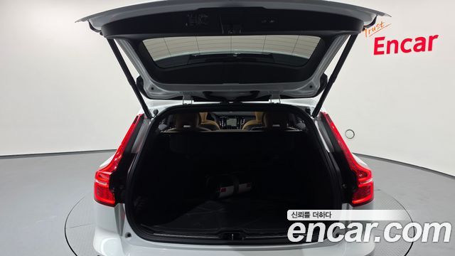 Volvo V60 Cross Country (II) B5 Ultimate AWD 2024 — фото 18