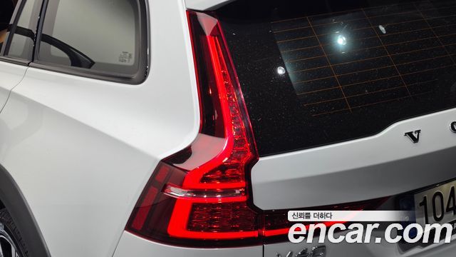 Volvo V60 Cross Country (II) B5 Ultimate AWD 2024 — фото 23