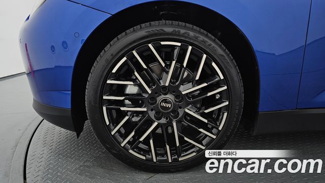 MINI Cooper Electric (IV) SE Favoured 2024 — фото 5