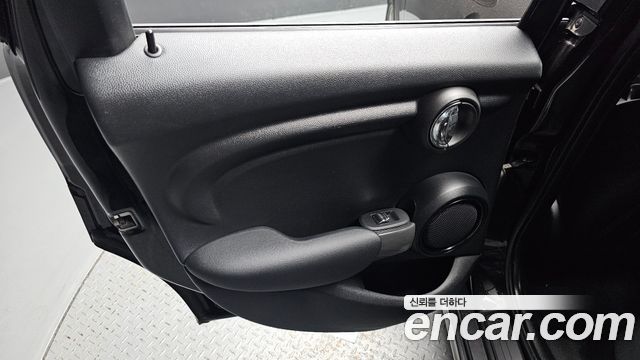 MINI Cooper 5Door Standard 3rd 2021 — фото 25