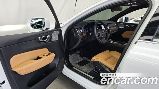 Volvo XC60 (II) B5 Ultimate Bright 2023 — фото 10