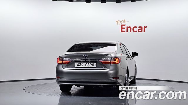 Lexus ES300h Supreme XV60 2016 — фото 4