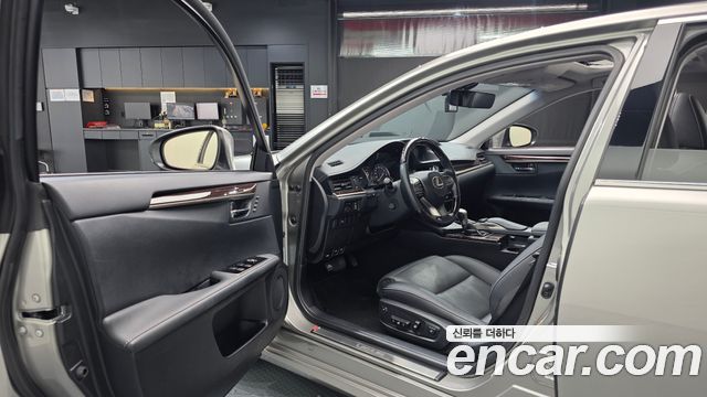 Lexus ES300h Supreme XV60 2016 — фото 10