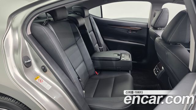 Lexus ES300h Supreme XV60 2016 — фото 11