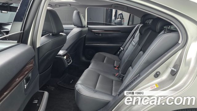 Lexus ES300h Supreme XV60 2016 — фото 12