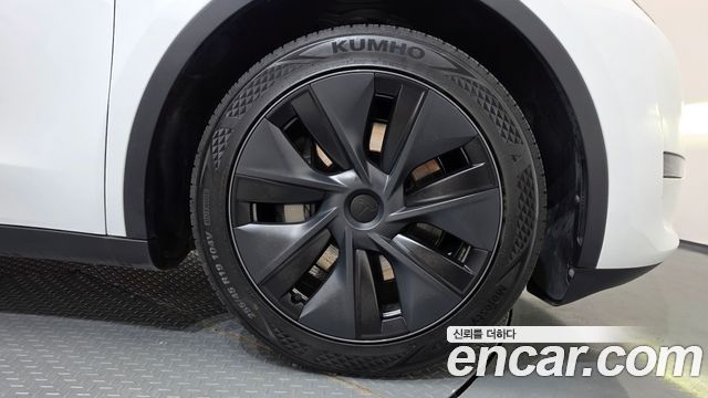 Tesla Model Y Long Range AWD 2024 — фото 21