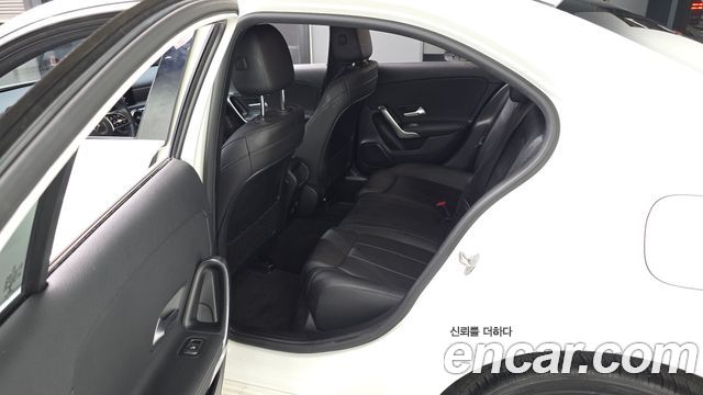 Mercedes-Benz A-Class (W177) A200d Sedan 2021 — фото 11