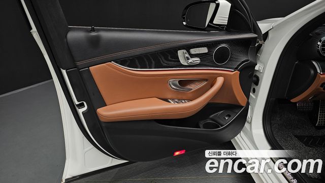 Mercedes-Benz E-Class (W213) E220d 4MATIC AMG Line 2021 — фото 24