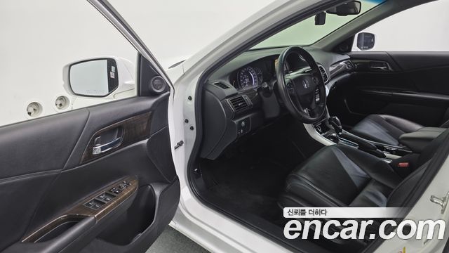Honda Accord 2.4 9th 2015 — фото 16