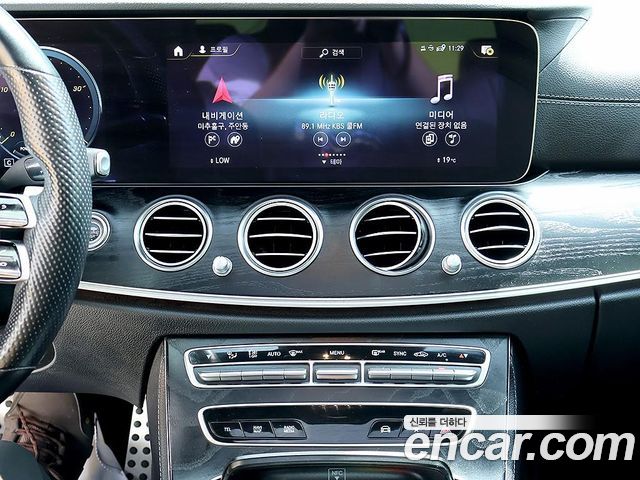 Mercedes-Benz E-Class (W213) E220d 4MATIC AMG Line 2022 — фото 8