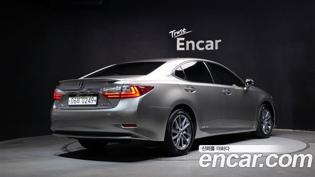 Lexus ES300h Supreme XV60 2017 — фото 2