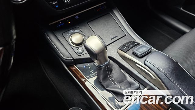 Lexus ES300h Supreme XV60 2017 — фото 9