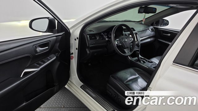 Toyota Camry Hybrid XLE 2017 — фото 10