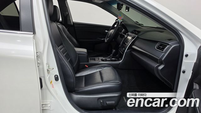 Toyota Camry Hybrid XLE 2017 — фото 11