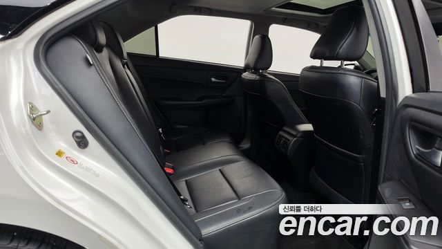Toyota Camry Hybrid XLE 2017 — фото 12