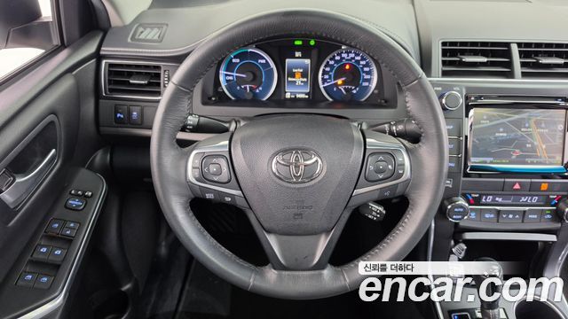 Toyota Camry Hybrid XLE 2017 — фото 13