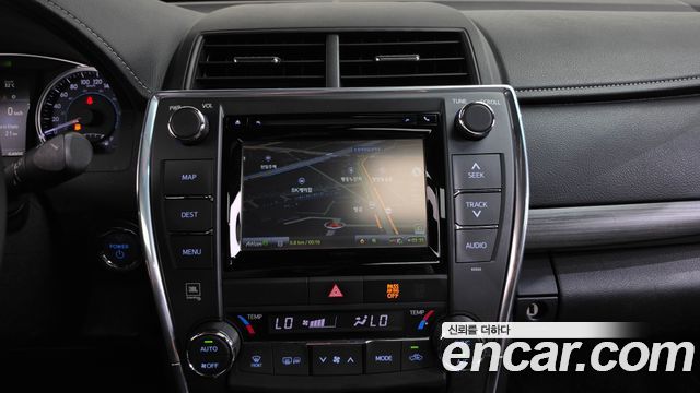 Toyota Camry Hybrid XLE 2017 — фото 14