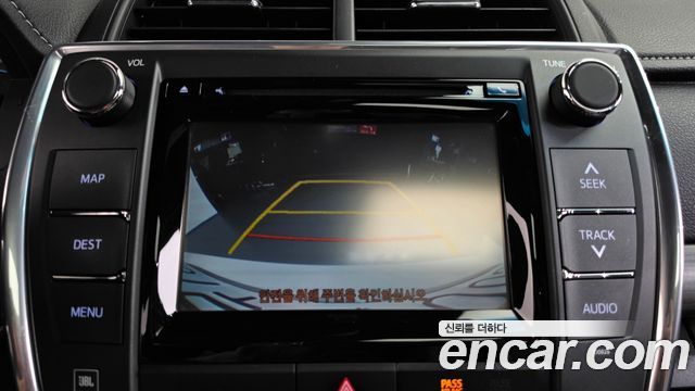 Toyota Camry Hybrid XLE 2017 — фото 15