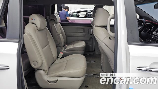 Kia Carnival 9-Seater Luxury 2020 — фото 12