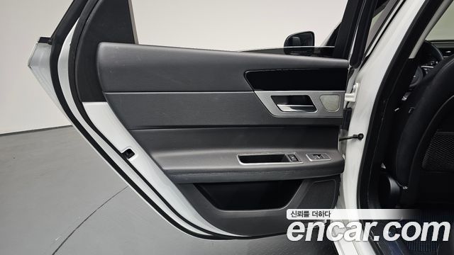 Jaguar XF (X260) 25t Prestige 2018 — фото 25