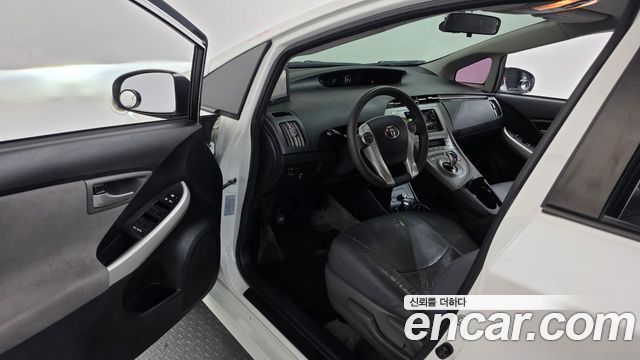 Toyota Prius 1.8 E 2013 — фото 10