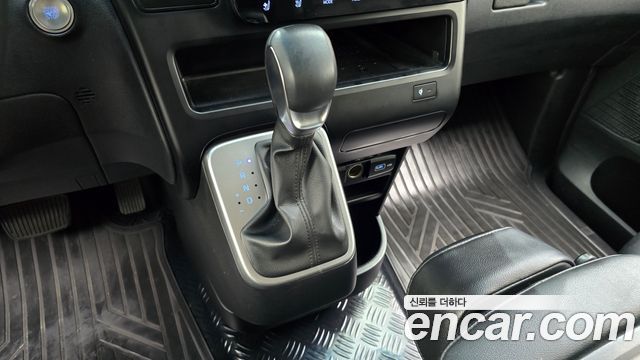 Hyundai Staria 4WD Tourer 11-Seater Modern 2023 — фото 9