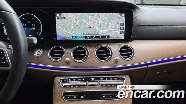 Mercedes-Benz E-Class (W213) E300e 4MATIC Exclusive 2021 — фото 17