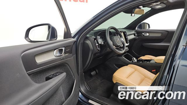 Volvo XC40 B4 Inscription 2022 — фото 10