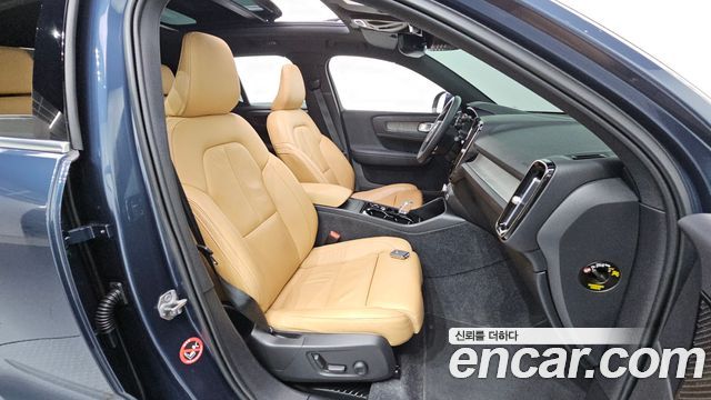 Volvo XC40 B4 Inscription 2022 — фото 12